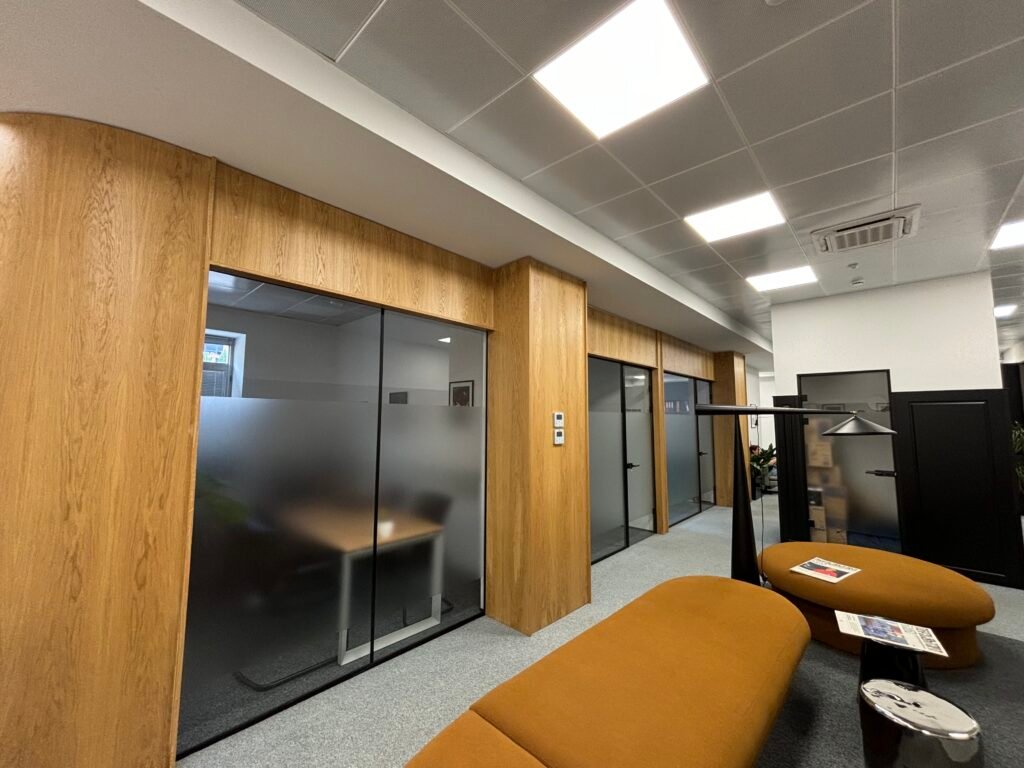 პანელები კედლებზე ოფისში, ავეჯის მწამოებელი კომპანია ემვე ჯგუფი Mw group